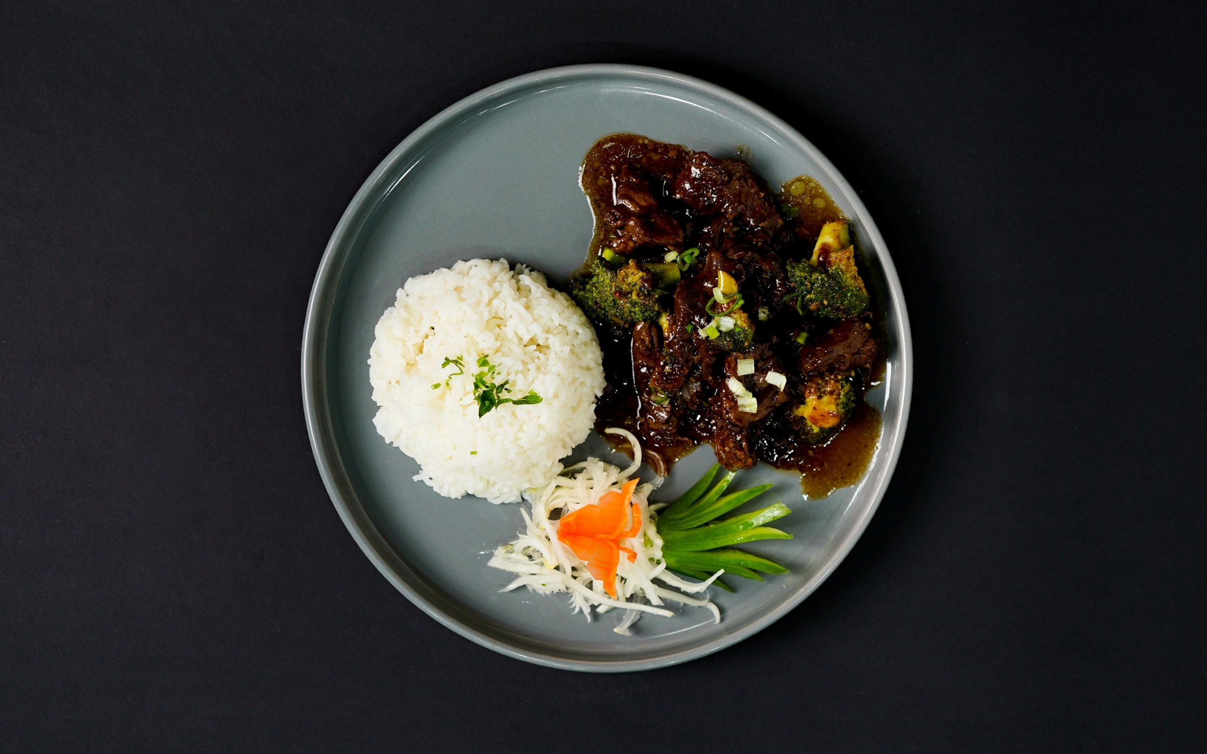 لحم بقري مع البروكلي والفطر والأرز